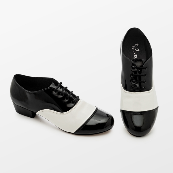 sapato branco e preto